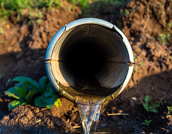 Beschädigtes Rohr mit austretendem Wasser